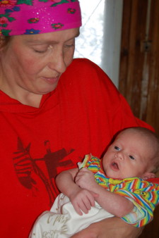 Лариса Передернина с новорожденным Рустамом
